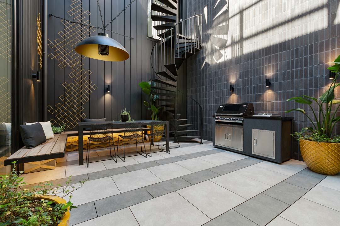 designer-courtyard-outdoor-kitchen